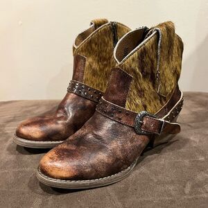 Sterling River Womens Distressed Bootie With Cowhair Size 6.5
